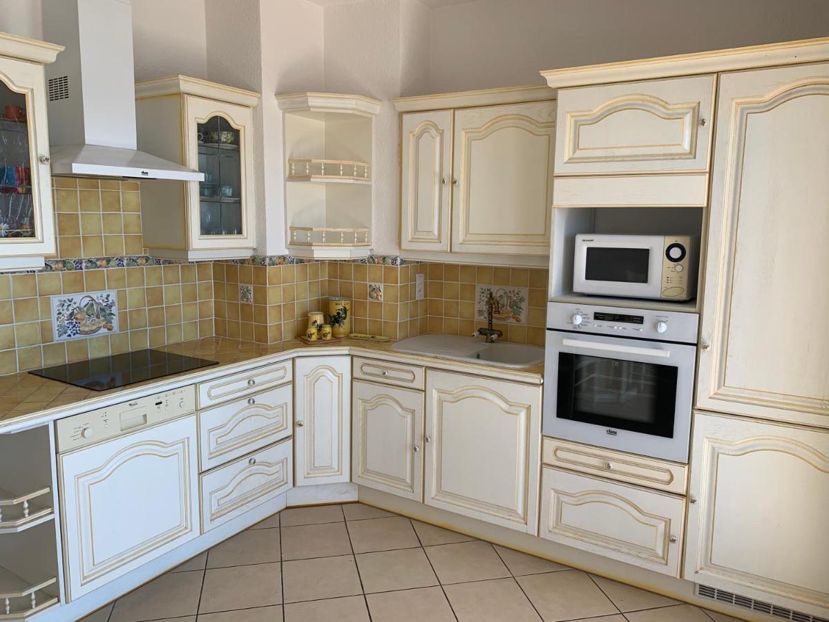 Le Latania Apartment Сен Максим Екстериор снимка
