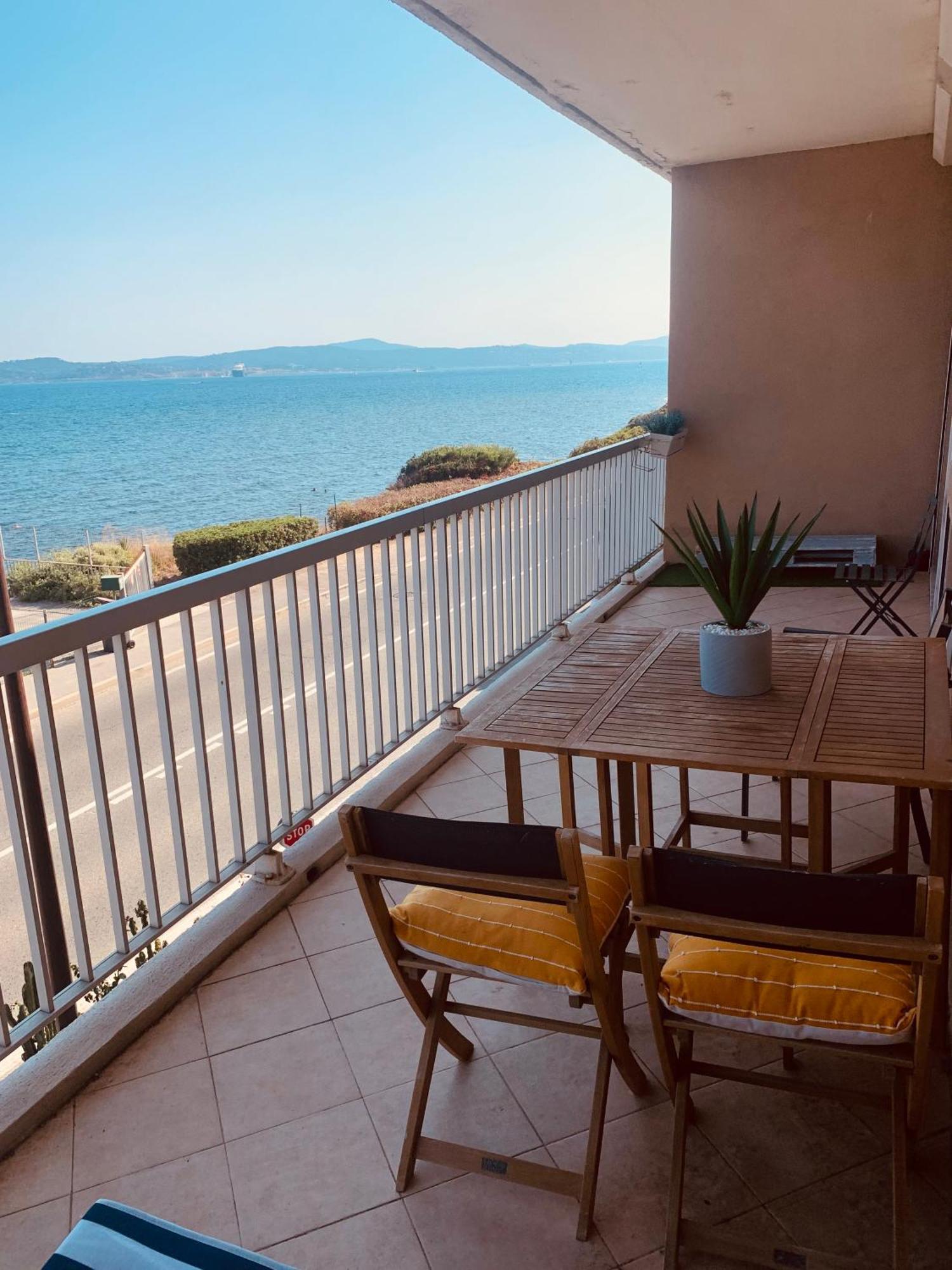 Le Latania Apartment Сен Максим Екстериор снимка