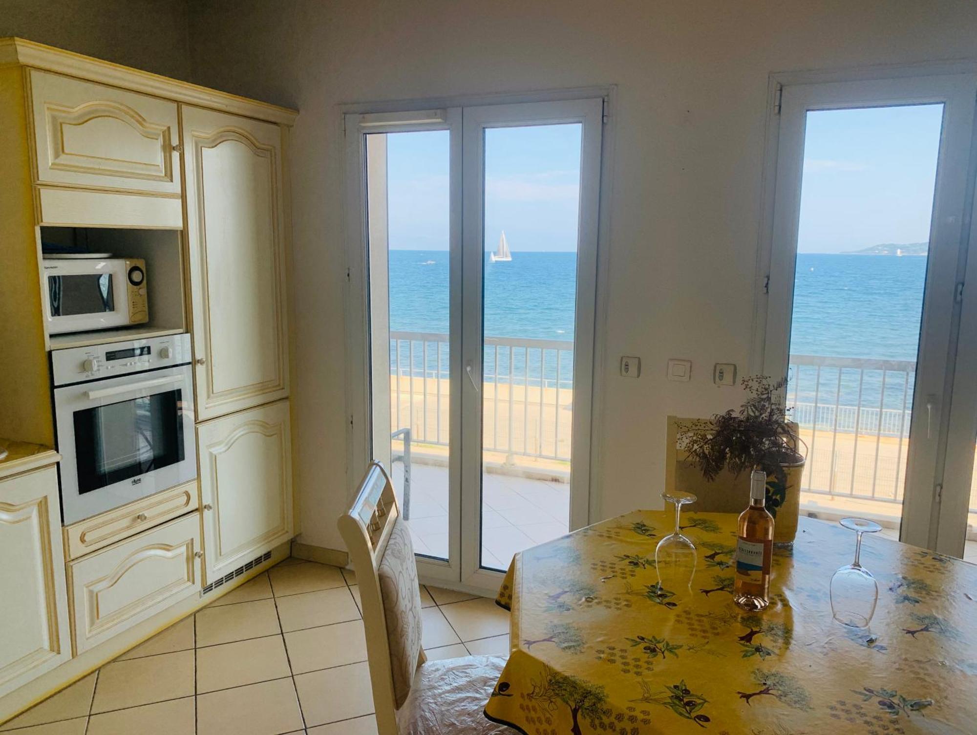 Le Latania Apartment Сен Максим Екстериор снимка